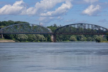 Vistula Nehri üzerindeki Jozef Pilsudski karayolu köprüsü mavi gökyüzü, Torun, Polonya