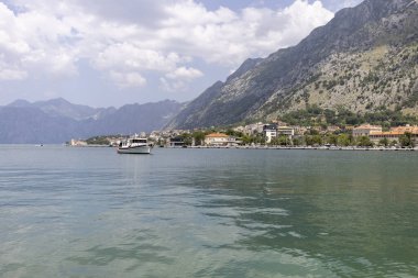 Kotor, Karadağ - 26 Haziran 2023: Picturesque Port of Kotor. Adriyatik Denizi kıyısında yer alır ve yüksek dağlarla çevrilidir.