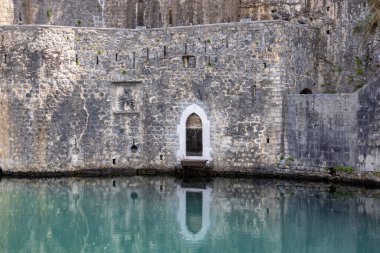 Kotor, Karadağ - 26 Haziran 2023: Gurdic Gate (Güney Kapılı Eski Şehir Duvarları), kent tahkimatlarının bir parçası. 