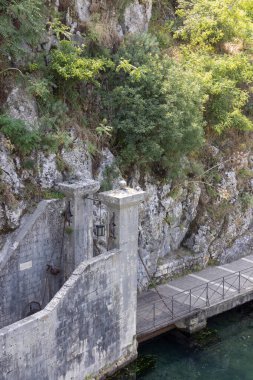 Kotor, Karadağ - 26 Haziran 2023: Gurdic Gate (Güney Kapılı Eski Şehir Duvarları), kent tahkimatlarının bir parçası. Suyun üzerindeki yol kapıya çıkıyor..