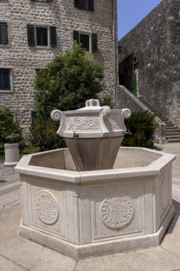 Kotor, Karadağ - 26 Haziran 2023: Taş süslemeli Eski Şehir Duvarları manzarası