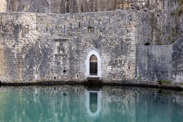 Kotor Montenegro Giugno 2023 Mura Della Città Vecchia Con Porta Immagini Stock Royalty Free