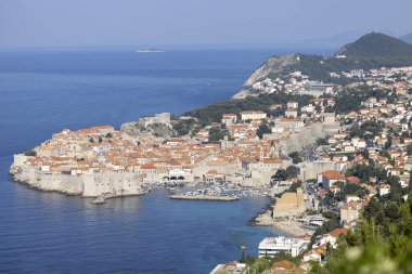 Dubrovnik, Hırvatistan - 27 Haziran 2023: Adriyatik Denizi kıyısındaki Ortaçağ Şehir Duvarları 'ndan Eski Liman' ın (Stari Grad) Havadan görünüşü. Uzakta Lokrum Adası