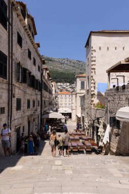 Dubrovnik, Hırvatistan - 27 Haziran 2023: Gundulic Meydanı 'na giden pitoresk caddenin barok Cizvit Merdivenlerinden manzara