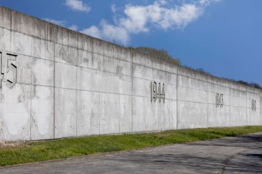 Lodz, Polonya - 4 Mayıs 2023: Radegast tren istasyonu, Yahudilerin Nazi toplama kamplarına sürgün edildiği yer. Lodz Gettosunun Mağdurlarını Anma Sokağı (Litzmannstadt Gettosu)) 