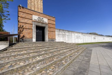 Lodz, Polonya - 4 Mayıs 2023: Radegast tren istasyonu, Lodz gettosundan (Litzmannstadt Gettosu) Alman Nazi toplama kamplarına sınır dışı edilen Yahudiler için bir anma alanı. Sembolik krematoryum bacası