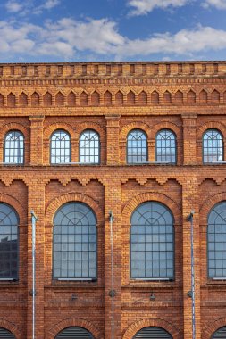 Lodz, Polonya - 4 Mayıs 2023: Manufaktura, ünlü alışveriş ve eğlence merkezi. 19. yüzyılın en büyük üreticilerinden Izrael Poznanski 'nin eski tekstil fabrikasında yer almaktadır.
