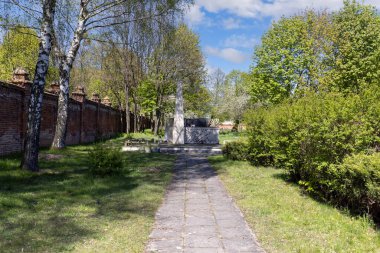 Lodz, Polonya - 4 Mayıs 2023: Lodz Yahudi Mezarlığı, Lodz Gettosu (Litzmannstadt Gettosu) kurbanlarının mezar taşları ve toplu mezarları. Soykırım kurbanlarına adanmış bir anma töreni