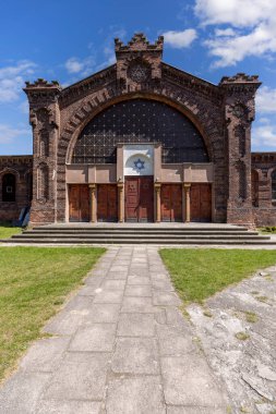 Lodz, Polonya - 4 Mayıs 2023: Lodz Yahudi Mezarlığı 'nın önündeki Kırmızı Tuğla Cenaze Evi (The Beit Tahara). Davut 'un Yıldızı kapının üstünde