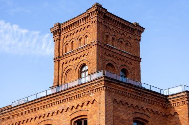 Lodz, Polonya - 4 Mayıs 2023: Manufaktura, ünlü alışveriş ve eğlence merkezi. 19. yüzyılın en büyük üreticilerinden Izrael Poznanski 'nin eski tekstil fabrikasında yer almaktadır.