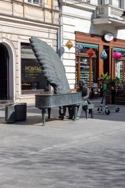 Lodz, Polonya - 4 Mayıs 2023: Rubinstein Piyano Piotrkowska Caddesi, ünlü tarikat yeri. Artur Rubinstein Heykeli, Büyük Lodz Vatandaşları Galerisi 'nin bir parçasıdır.