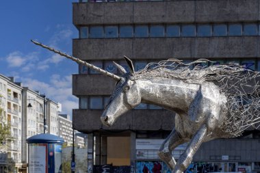 Lodz, Polonya - 4 Mayıs 2023: Tek boynuzlu at anıtı, Centrum Tramvay İstasyonu 'nun yanında yer alan modern metal heykel.