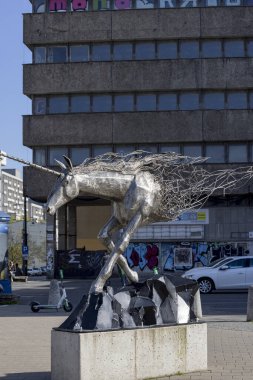 Lodz, Polonya - 4 Mayıs 2023: Tek boynuzlu at anıtı, Centrum Tramvay İstasyonu 'nun yanında yer alan modern metal heykel.