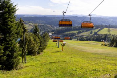 Gözlem kulesi Slotwiny Arena kayak istasyonunun tepesinde, Krynica-Zdroj, Beskid Dağları, Slotwiny, Polonya. Polonya 'daki ilk ağaç tepesi gözlem kulesi.