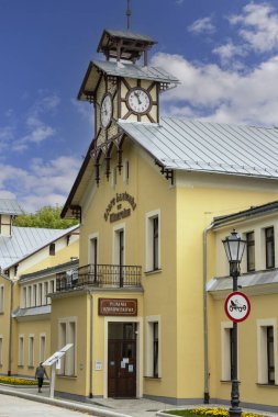 Krynica-Zdroj, Polonya - 31 Ağustos 2022: 19. yüzyıl Stare Lazienki Mineralne binası (Eski Mineral Hamamları), eski bir hamam tesisi