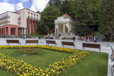 Krynica-Zdroj, Polonya - 1 Eylül 2022: Neoklasik akustik kabuk (bant kabuğu) Yeni Spa Evi 'nin yanındaki Mount Parkowa' nın eteklerinde yer almaktadır.