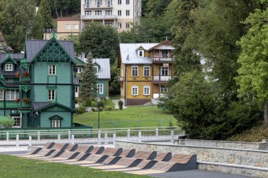 Krynica-Zdroj, Polonya - 31 Ağustos 2022: Mieczyslaw Dukiet Park ahşap şezlonglu, yerel halk ve turistler için dinlenmek için çok popüler bir yer