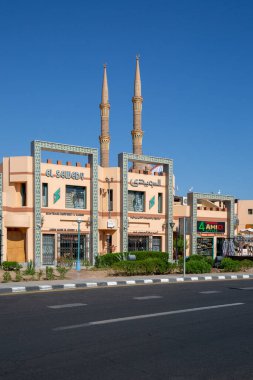 Sharm el Sheikh, Mısır, Afrika - 22 Kasım 2019: Arap hediyelik eşya dükkanları olan tipik alışveriş caddesi. Arka planda El Mustafa Camii 'nin iki kulesi (minare) bulunuyor.