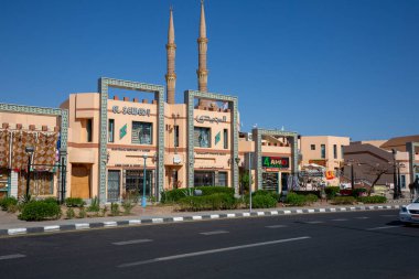 Sharm el Sheikh, Mısır, Afrika - 22 Kasım 2019: Arap hediyelik eşya dükkanları olan tipik alışveriş caddesi. Arka planda El Mustafa Camii 'nin iki kulesi (minare) bulunuyor.