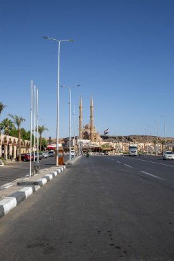 Sharm el Sheikh, Mısır, Afrika - 20 Kasım 2019: Tipik Arap alışveriş caddesi ve Eski Pazar Meydanı 'ndaki büyük bir İslam tapınağı olan El Mustafa camisi