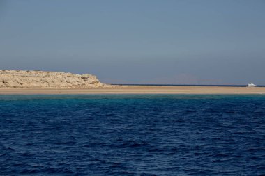 Kızıl Deniz manzarası, turkuaz su rengi ve kumlu plaj, doğanın güzelliği.