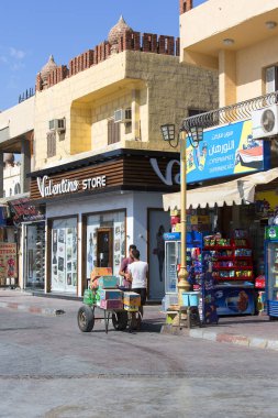 Sharm el Sheikh, Mısır, Afrika - 22 Kasım 2019: Arap hediyelik eşya dükkanları olan tipik alışveriş caddesi