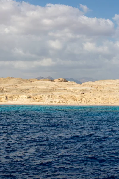 红海景色 碧绿的水色和沙滩 美丽的自然风光 — 图库照片
