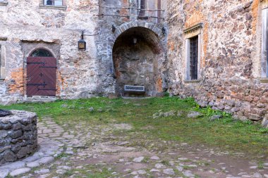 Zagorze Slaskie, Grodno, Polonya - 1 Ekim 2021: Ortaçağ Grodno Şatosu, taştan yapılmış avlu