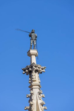 Wroclaw, Polonya - 30 Eylül 2021: Pillory ve Roland adında bir kılıcı olan cellat figürü. Pazar Meydanı 'ndaki Wroclaw belediye binasının önünde yer almaktadır.