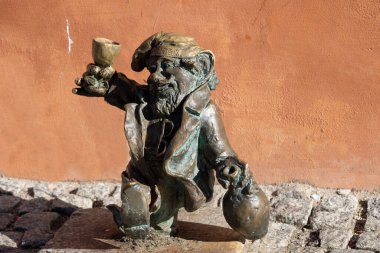 Wroclaw, Polonya - 30 Eylül 2021: Cüce adı Franek Moczymordka (Franky Boozehound). Cüceler, Turuncu Alternatif (Polonya anti-komünist hareketi) anısına 2001 yılından beri şehirdeler.)