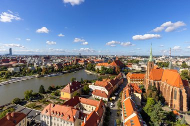 Wroclaw, Polonya - 30 Eylül 2021: Kutsal Haç Koleji Kilisesi 'nin havadan görünüşü ve Wroclaw Katedrali' nin kulesinden St. Bartholomew. Ostrow Tumski 'de Gotik bir kilise.