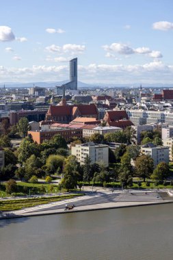 Wroclaw, Polonya - 30 Eylül 2021: Gökyüzü Kulesi 'nin havadan görünüşü, modern gökdelen, Polonya' nın en yüksek binalarından biri. Wroclaw Katedrali, Ostrow Tumski kulesinden görüntü