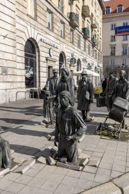 Wroclaw, Polonya - 30 Eylül 2021: Anonim Yoldan Geçenlerin Anıtı (The Passage), Jerzy Kalina 'nın heykeli. Kurulum 2005 yılından bu yana şehir merkezinde cadde kavşağında yer almaktadır.