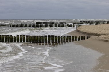 Deniz manzarası, Baltık Denizi 'nin ahşap dalgalı suları. Bulutlu gökyüzü, Wolin Adası, Miedzyzdroje, Polonya