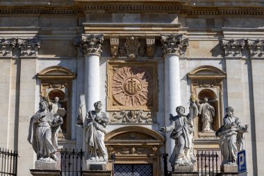 Krakow, Polonya - 6 Eylül 2023: Saint Mary Magdalene Meydanı 'nda bulunan Ortaçağ Azizleri Peter ve Paul Kilisesi, süslü dolomit cephesinin ayrıntıları