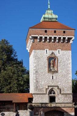 Krakow, Polonya - 6 Eylül 2023: Ortaçağ, Gotik Florian Kapısı, Tatar saldırılarına karşı şehir tahkimatlarının bir parçası. Ön cephede Aziz Florian Heykeli