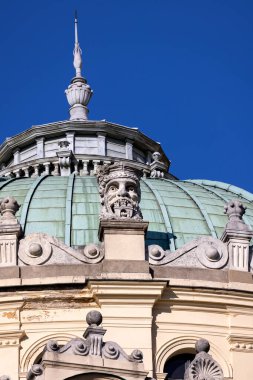 Krakow, Polonya - 6 Eylül 2023: Juliusz Slowacki Tiyatrosu 'nun dekoratif cephesi. Eski Şehir 'de 19. yüzyıldan kalma bir eklektik tiyatro ve opera binası.