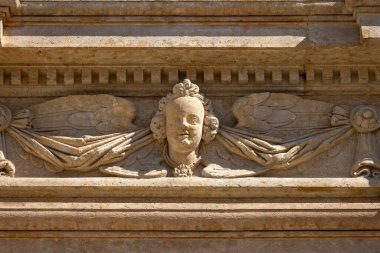 Krakow, Polonya - 6 Eylül 2023: Saint Mary Magdalene Meydanı 'nda bulunan Ortaçağ Azizleri Peter ve Paul Kilisesi, süslü dolomit cephesinin ayrıntıları