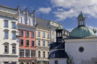 Krakow, Polonya - 6 Eylül 2023: Grodzka Caddesi 'nin başındaki ana meydandaki St. Adalbert Ortaçağ Kilisesi. Polonya 'daki en eski taş kiliselerden biridir.