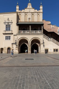 Krakow, Polonya - 6 Eylül 2023: Rönesans Ortaçağ Kuaför Salonu (Sukiennice) Eski Şehir Meydanı 'nda yer almaktadır.