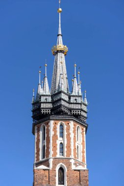 Krakow, Polonya - 6 Eylül 2023: Hejnalica adlı ortaçağ gotik kırmızı tuğla St. Mary Bazilikası Eski Şehir Meydanı 'nda