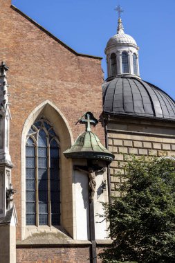 Krakow, Polonya - 6 Eylül 2023: Eski şehrin Stolarska Caddesi 'ndeki Kutsal Üçlemeci Katolik Kilisesi Ortaçağ Bazilikası