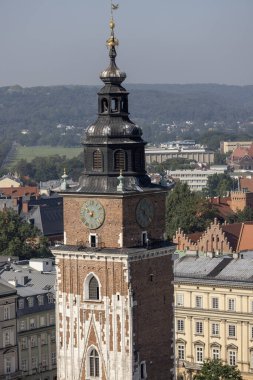 Krakow, Polonya - 9 Eylül 2023: St. Mary 's Kilisesi' nin gökyüzü manzarası. Kasaba Kulesi ile ana pazar meydanı