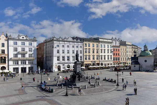 波兰克拉科夫 2023年9月6日 古城主要市场广场 有中世纪的圣阿德尔伯特教堂和波兰诗人亚当 米基维奇雕像 游客在市集广场上散步 — 图库照片
