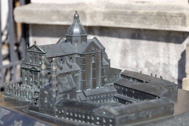 Krakow, Polonya - 6 Eylül 2023: Ortaçağ Azizleri Peter ve Paul Kilisesi Saint Mary Magdalene Meydanı 'nda, körler için minyatür
