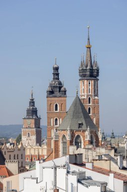 Krakow, Polonya - 9 Eylül 2023: Ortaçağ gotik kırmızı tuğla St. Mary Kilisesi ve Eski Şehir Meydanı 'ndaki belediye binası