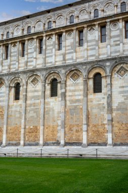 Pisa, İtalya - 13 Mayıs 2019: Pisa Katedrali, Pisa Meydanı (Piazza del Duomo Meydanı)