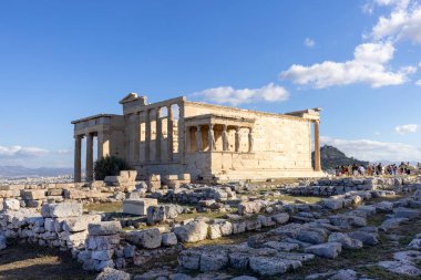 Atina, Yunanistan - 17 Ekim 2022: Erechtheion, Atina Akropolü 'ndeki Athena Polias Tapınağı önünde bir grup turist