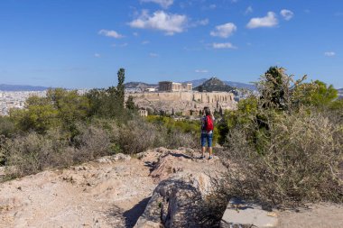 Atina, Yunanistan - 17 Ekim 2022: Atina Akropolü ve Muse Tepesi 'nden Lycabettus Dağı' nın mavi arkaplan manzarası 