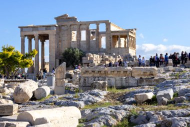 Atina, Yunanistan - 17 Ekim 2022: Erechtheion, Atina Akropolü 'ndeki Athena Polias Tapınağı önünde bir grup turist